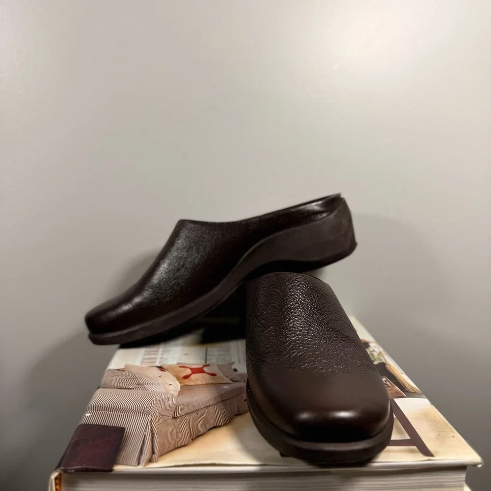 Easy Spirit Women’s Size 8 Brown Leather Slip-On Shoes